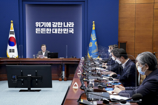문재인 대통령이 12일 청와대에서 코로나19 대응 특별방역점검회의를 주재하는 모습. 청와대 제공.